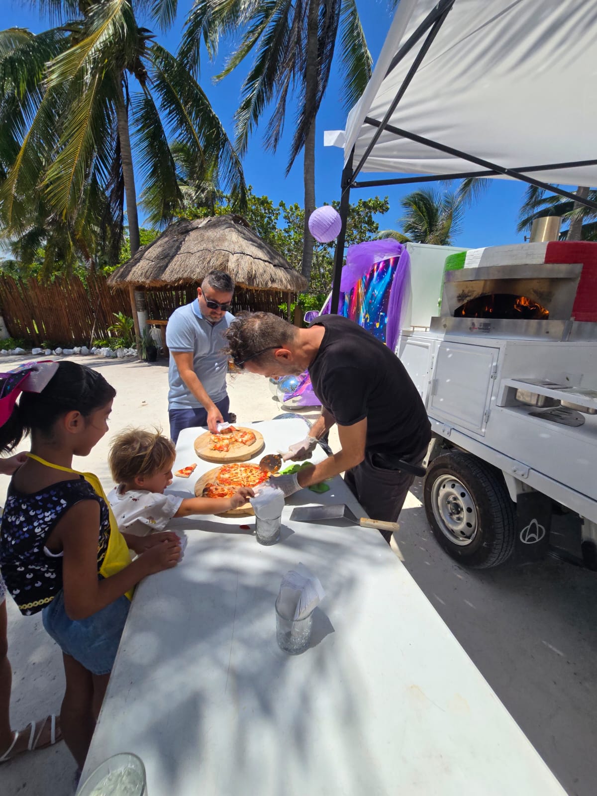 Dama Pizza Experience preparing artisan pizza live at a private event in Riviera Maya.